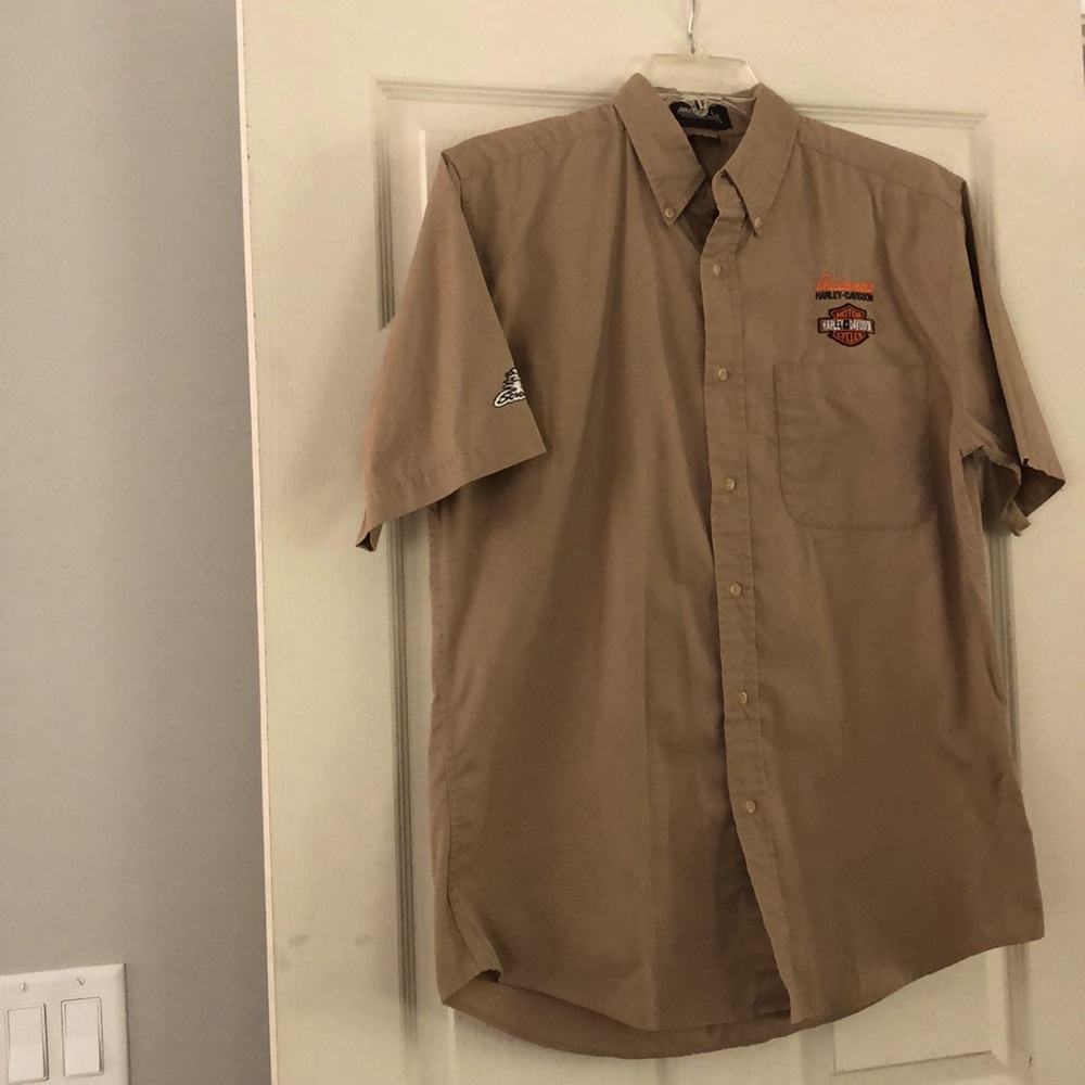 Men’s Harley Davidson embroidered button down shirt in khaki. Size M 15-15 1/2